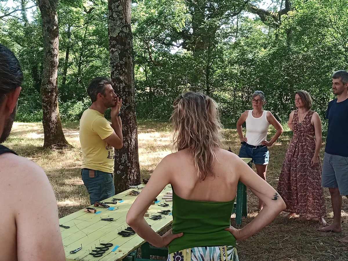 Participants découvrant le jeu de la guimbarde pendant un atelier en plein air.