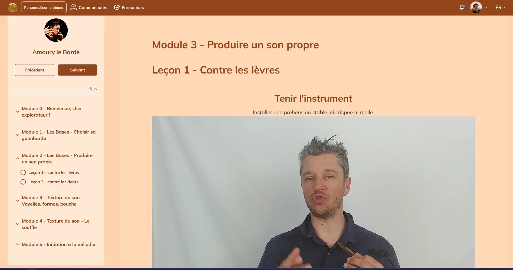 Interface complète de la formation vidéo de guimbarde, avec son sommaire et une leçon présentée par Amaury Le Barde.