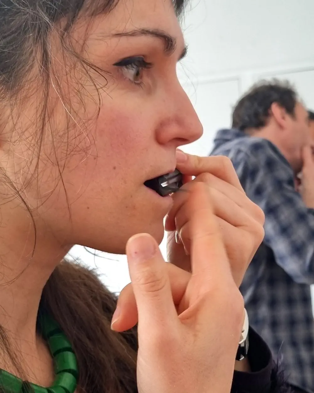 Une participante joue de la guimbarde en tenant l’instrument devant sa bouche.